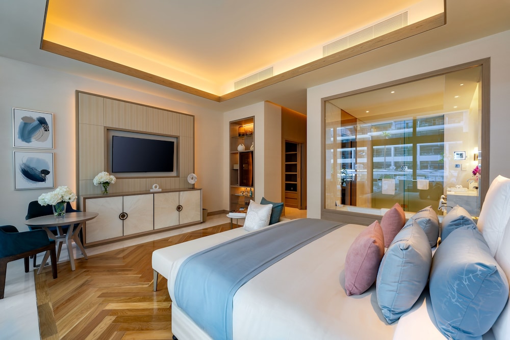 1 BED | Poolside Room w/Pool