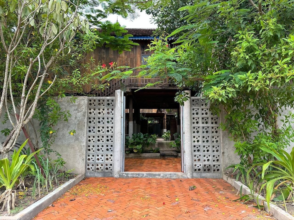 Three-Bedroom Villa Countryside View - Photo 1