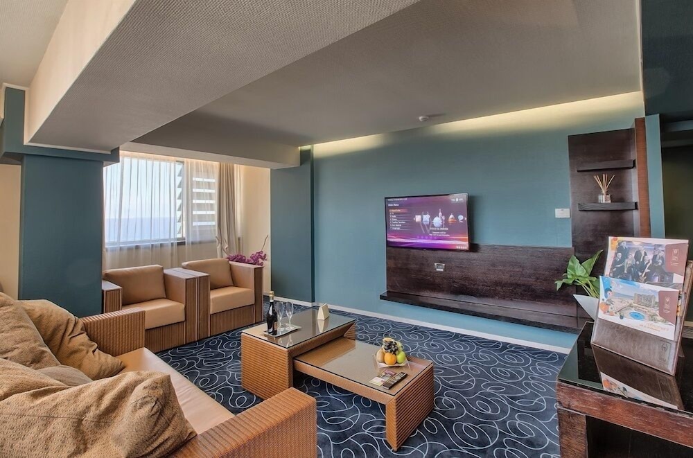 Junior Suite, 1 King Bed (Lateral Sea View) photo 2