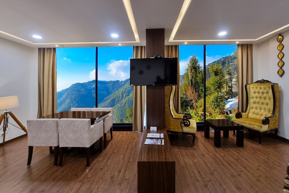 Executive Suite, 1 King Bed with Sofa bed, Non Smoking, Mountain View (with Sofabed) - Photo 3