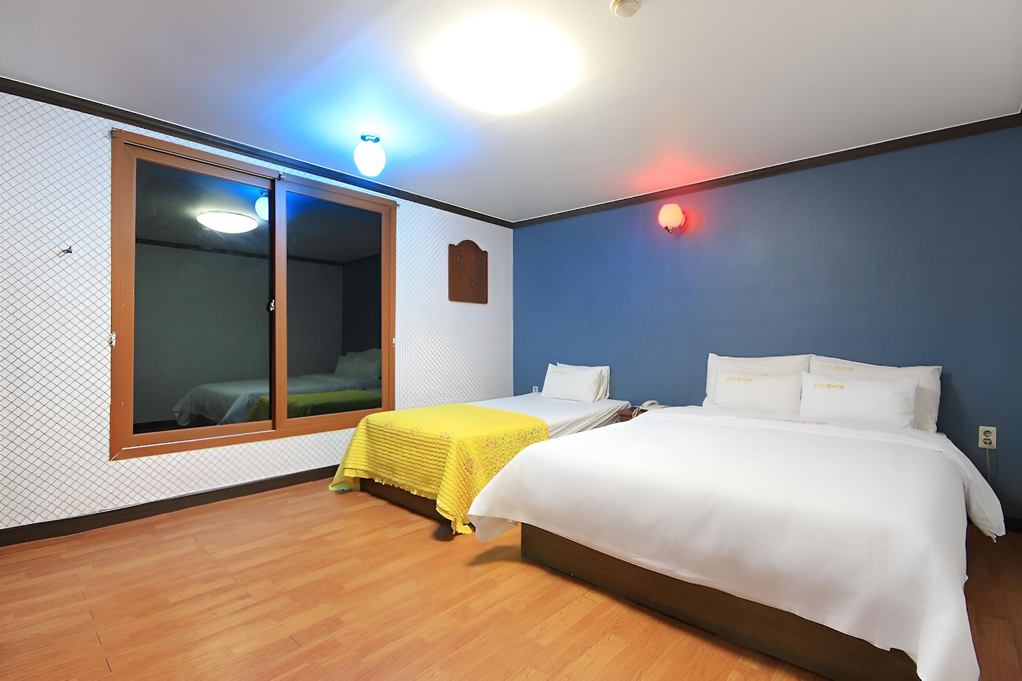 Room (Twin) - Photo 1