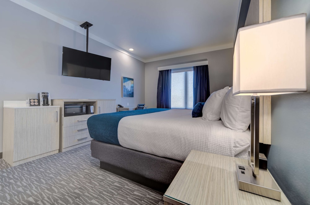 Standard Room, 1 Queen Bed, Non Smoking, Refrigerator & Microwave
