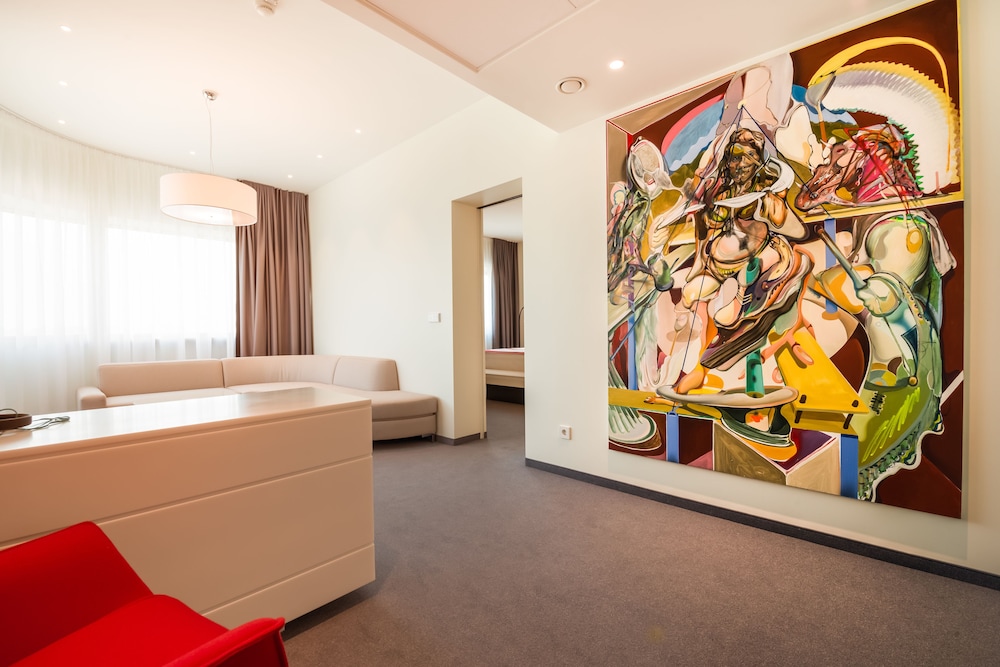 Suite, 1 King Bed (Additional Living Area) photo 3
