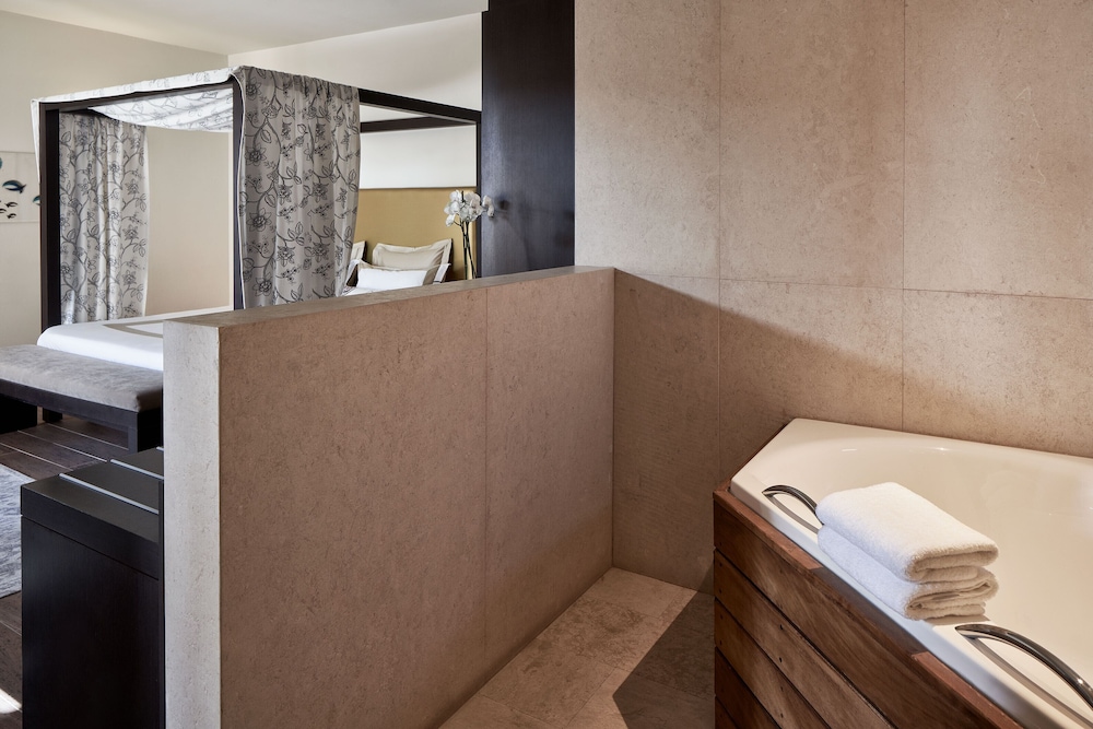 Prestige Suite with Private Pool thumbnail 5