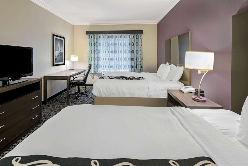 Room, 2 Queen Beds, Accessible, Non Smoking (Mobility/Hearing, Tub w/Grab Bars) - Photo 2
