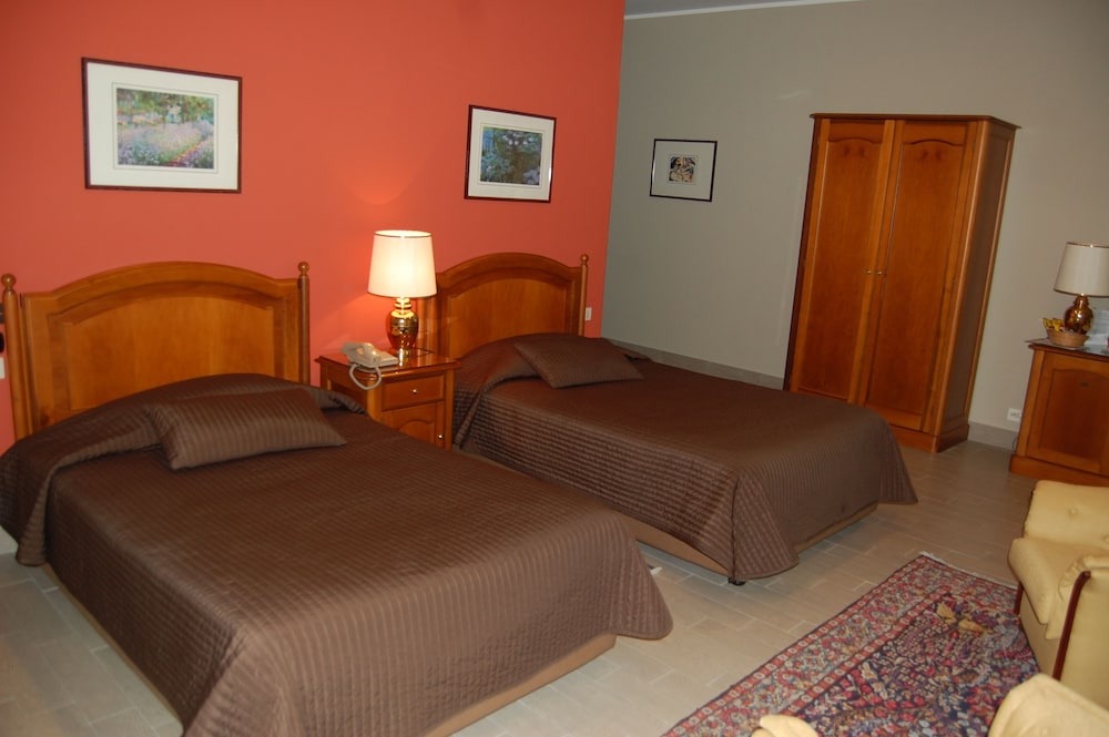 Double or Twin Room - Photo 3