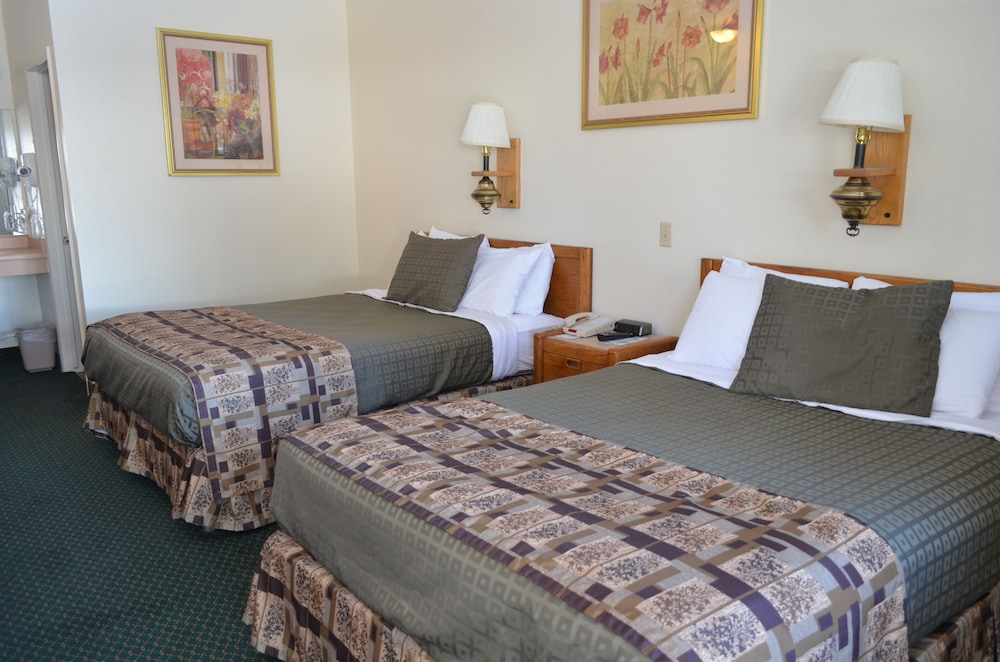 Standard room w/ two queen beds-smoking photo 1