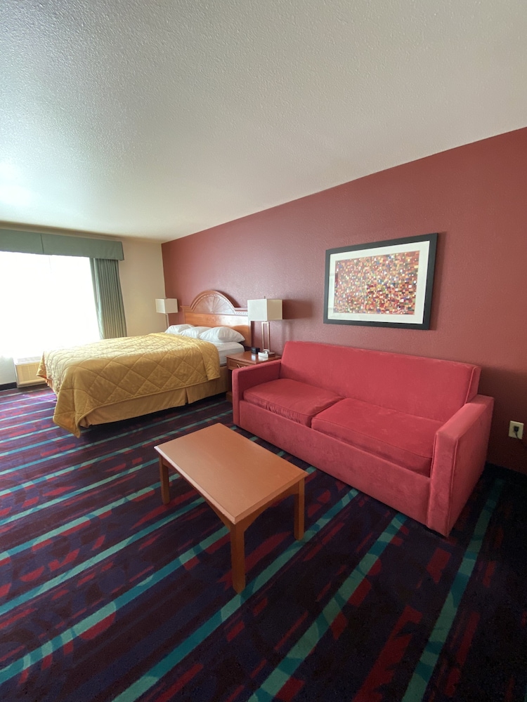 Suite, 1 King Bed, Smoking photo 1