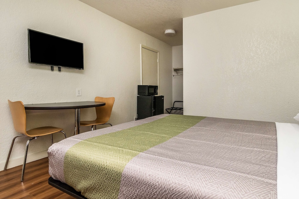 Standard Room, 1 Queen Bed, Accessible, Non Smoking photo 3