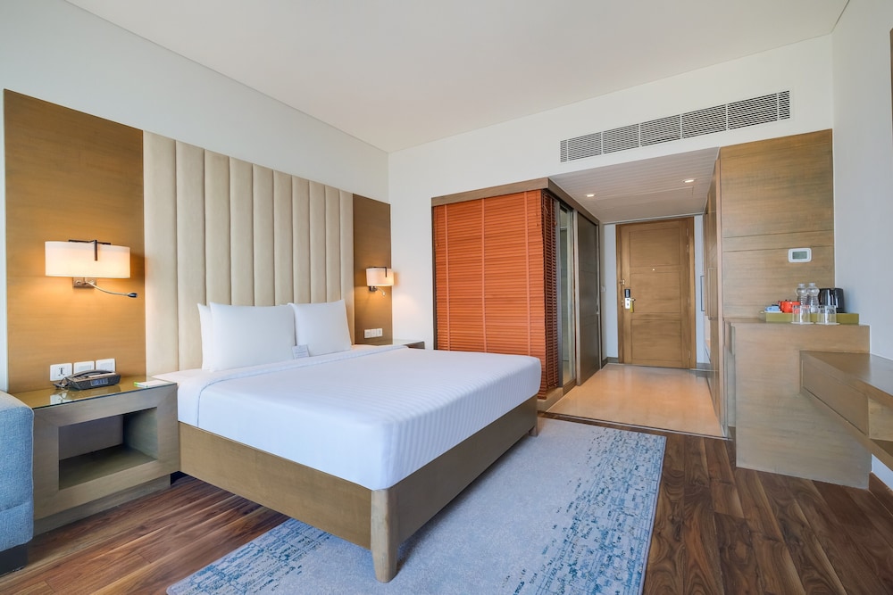 Club Room, 1 King Bed, Non Smoking photo 3