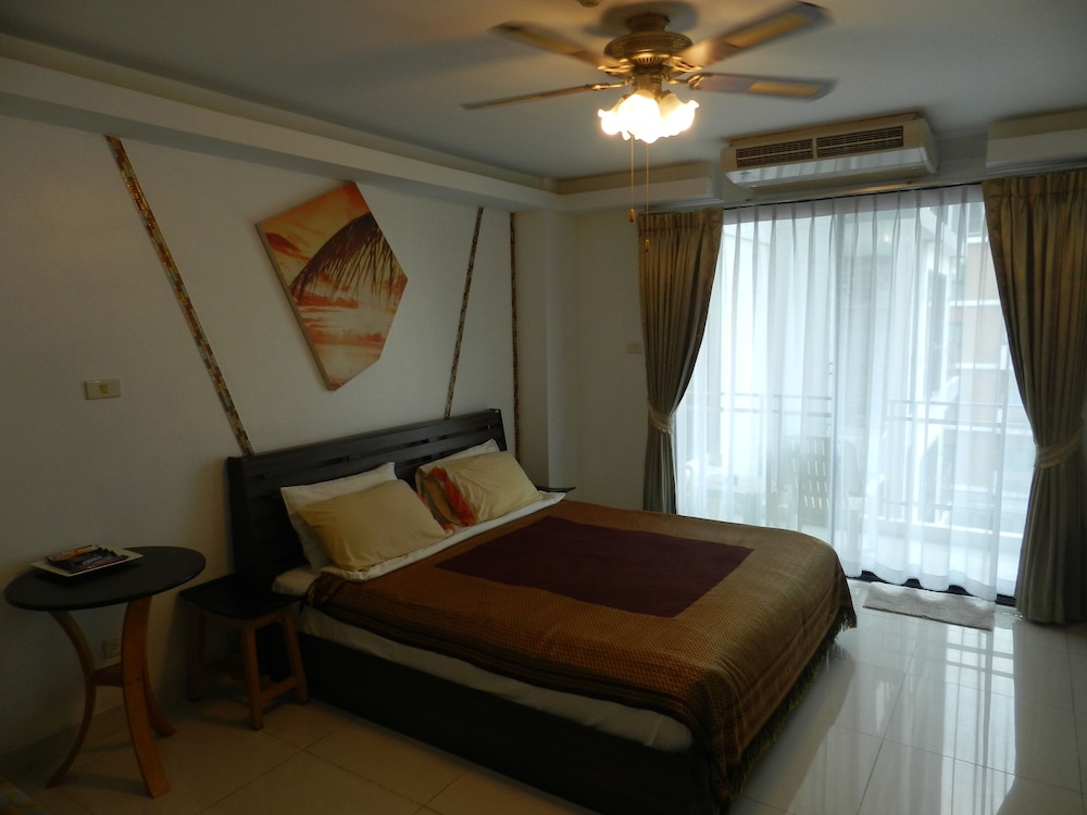 Deluxe Studio Suite, Refrigerator & Microwave, Pool View