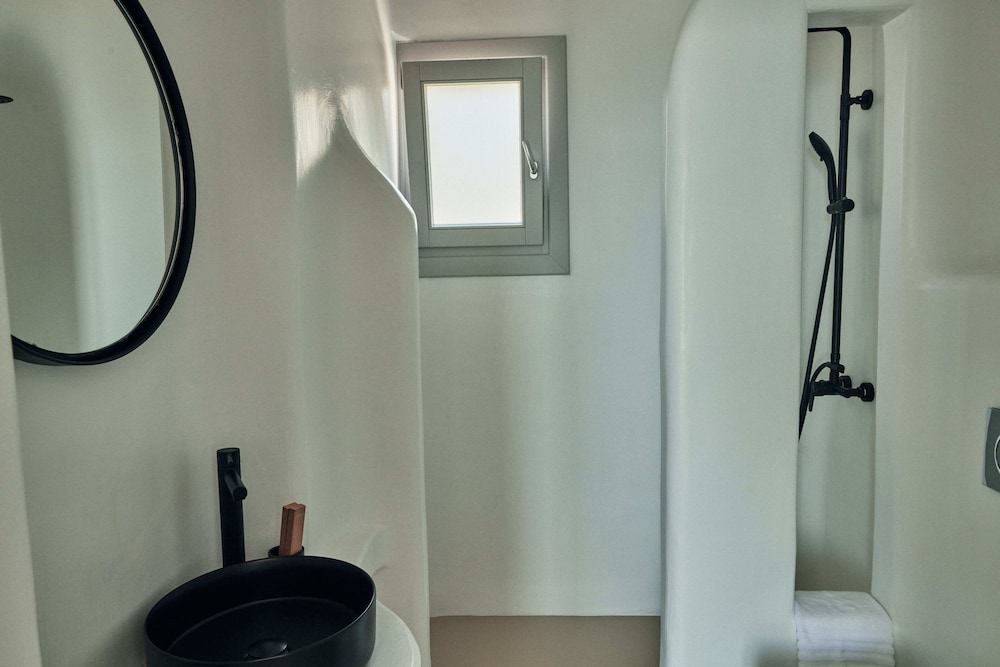 Deluxe Sea View Jacuzzi - Photo 17