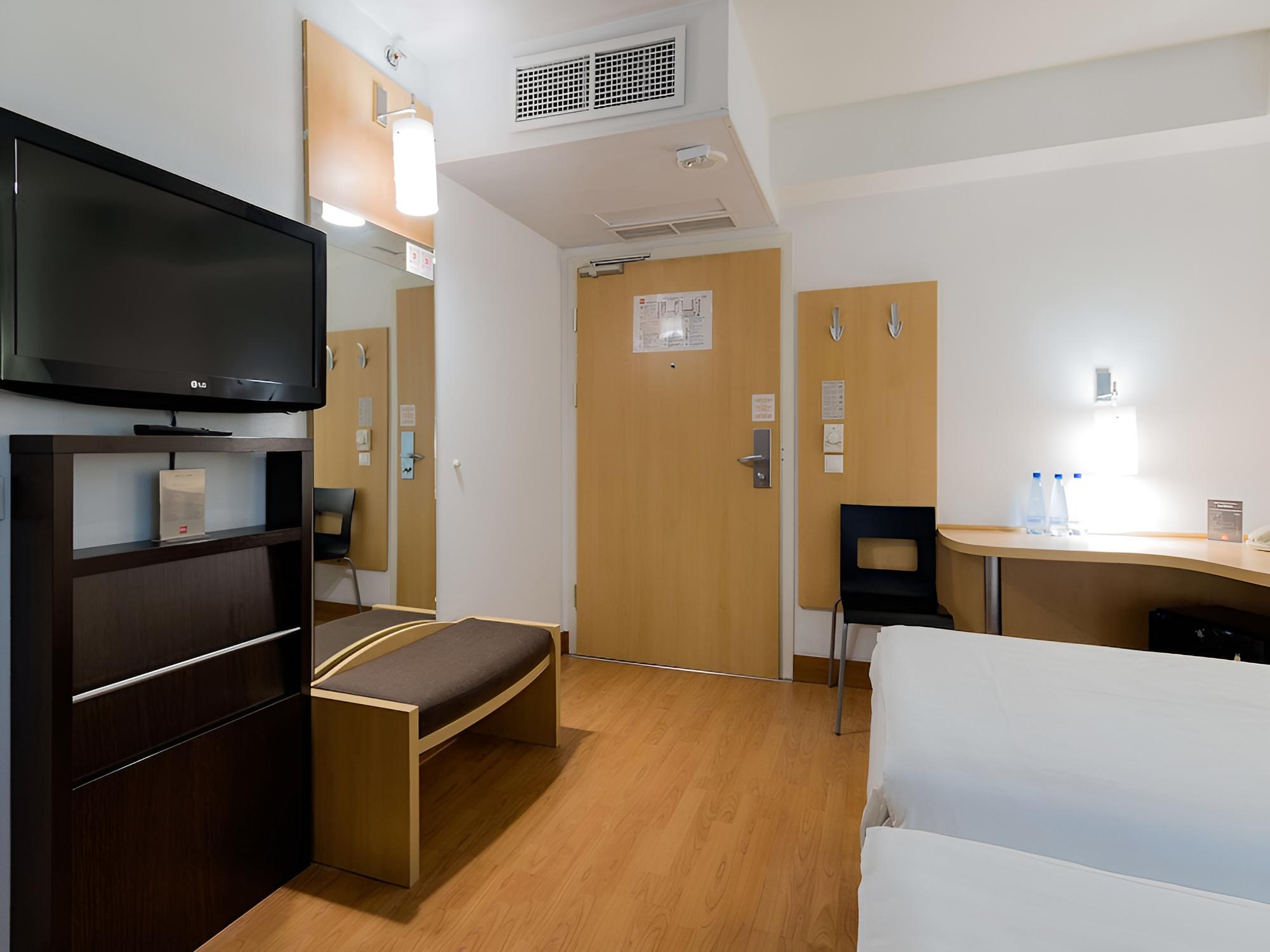 Triple Room, 3 Twin Beds, Accessible photo 3