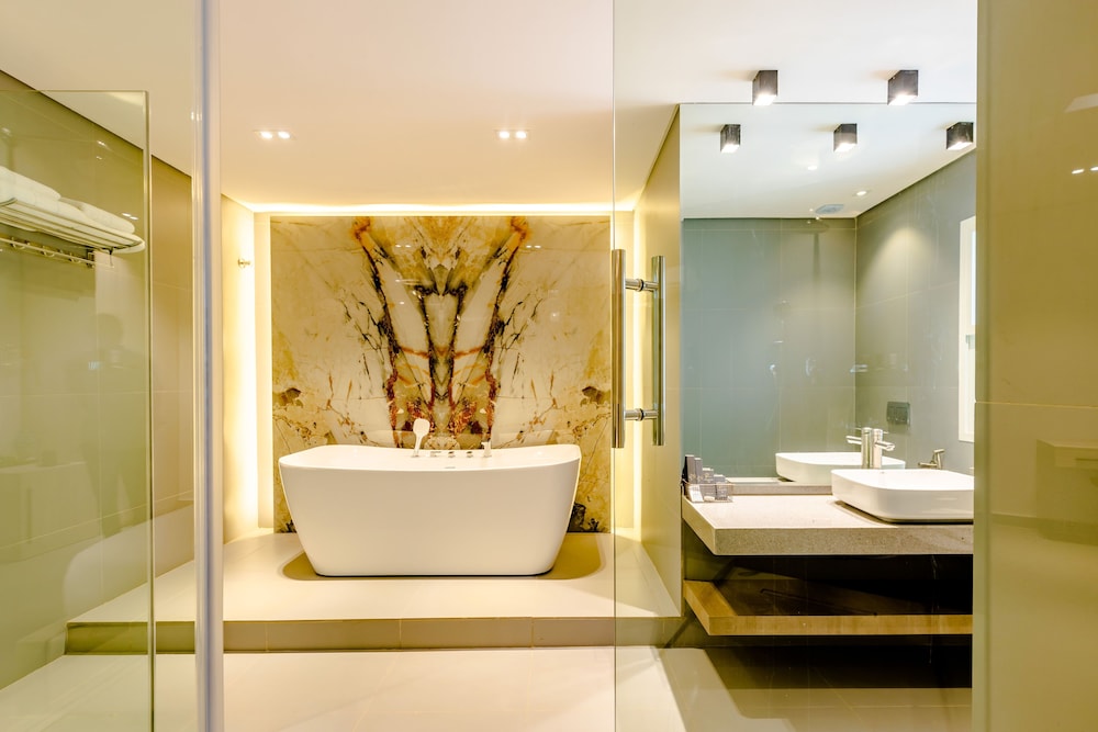 Luxury Suite - Photo 5