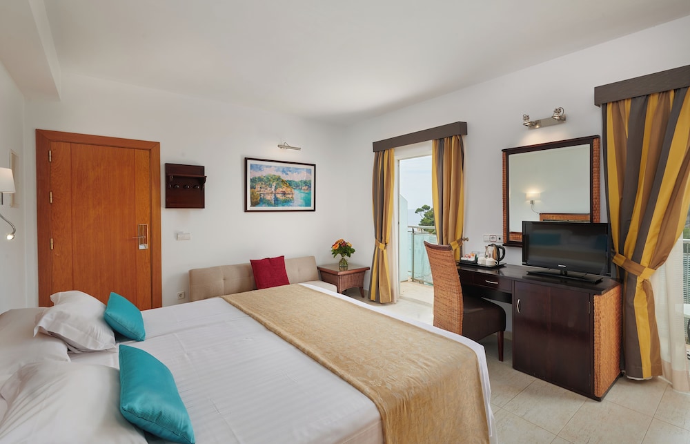 Junior Double Room, 1 Queen Bed, Balcony, Sea View photo 3