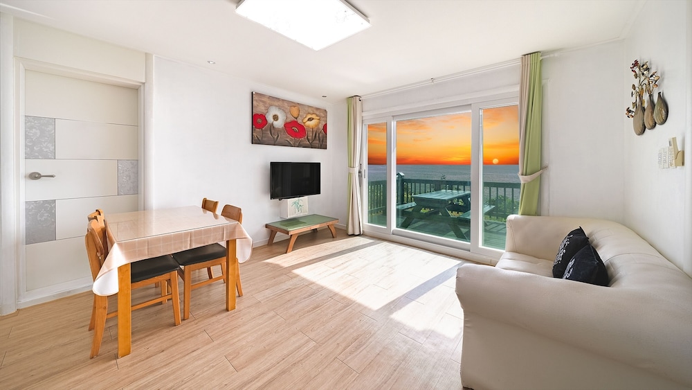Basic Room, 1 Bedroom (Vacance (Gajok room/Ocean view))