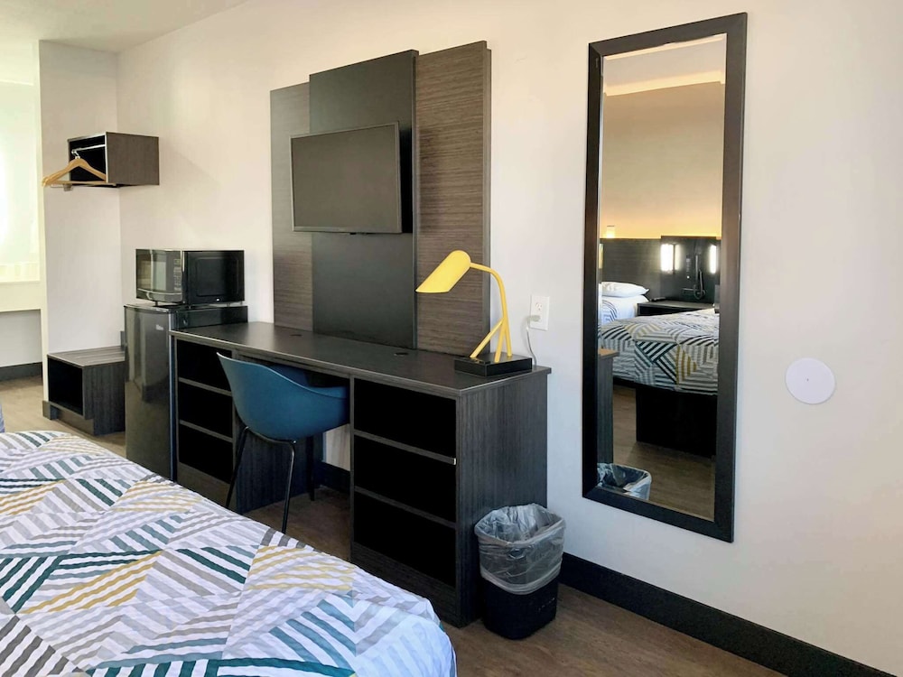 Deluxe Room, 1 King Bed, Accessible, Non Smoking - Photo 2