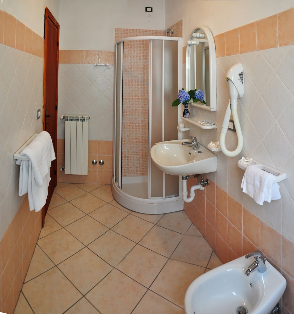Basic Double Room photo 3