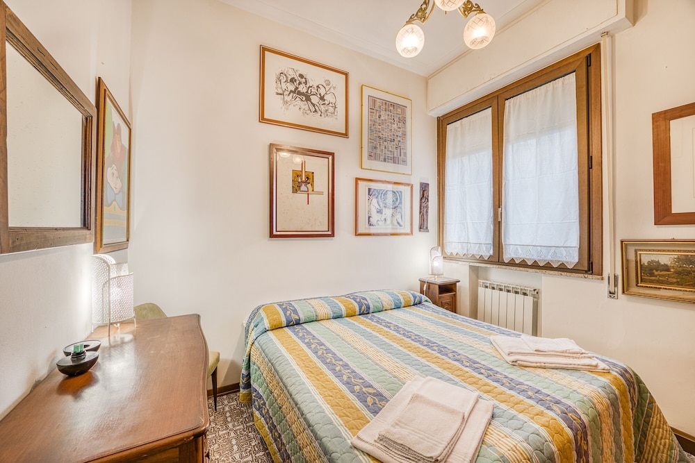 Family Apartment, Multiple Bedrooms (Annamaria's House 200m From Sea)