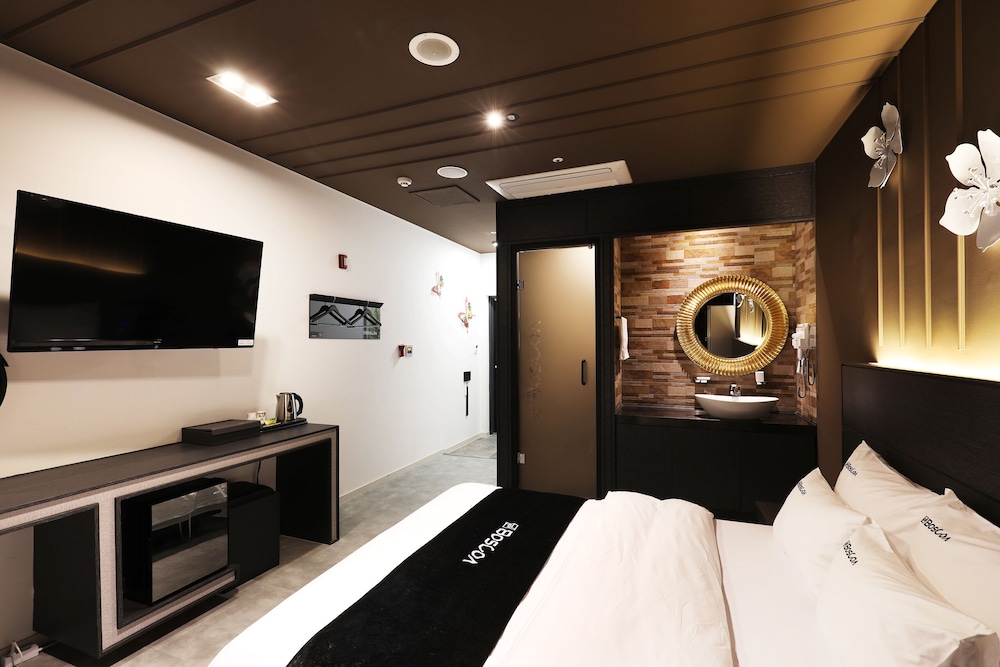 Deluxe Double Room (No Breakfast) - Photo 24