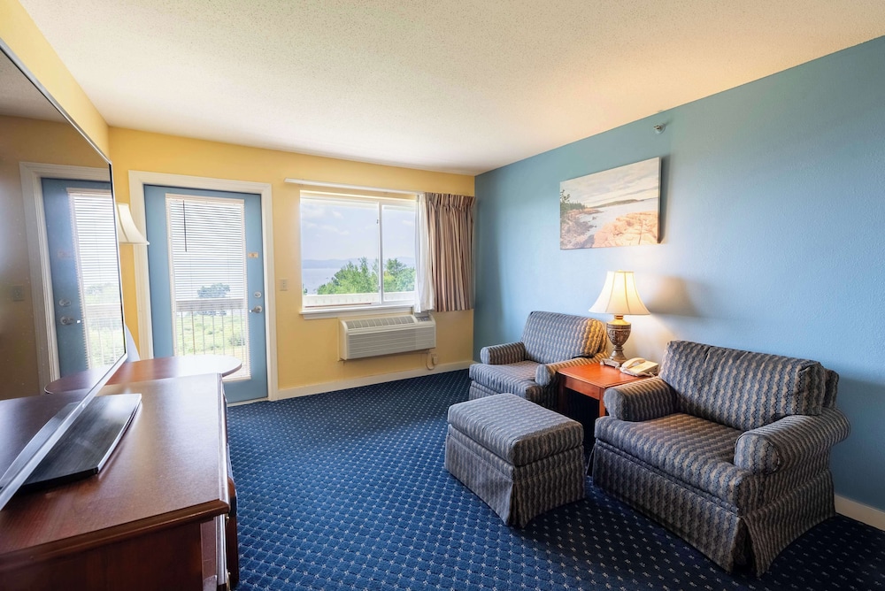 Superior Room, 1 King Bed, Balcony, Bay View - Photo 3