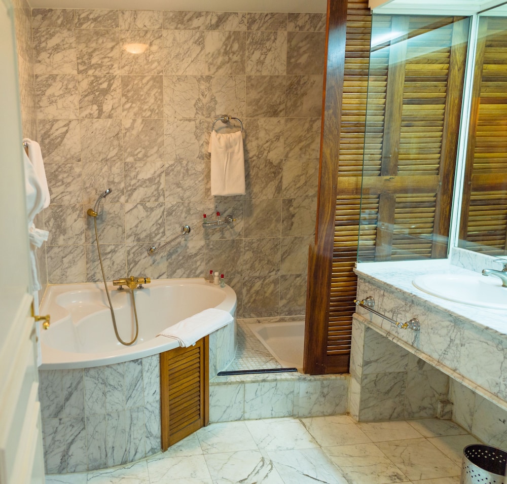Deluxe Room, 1 King Bed, Non Smoking, City View photo 2