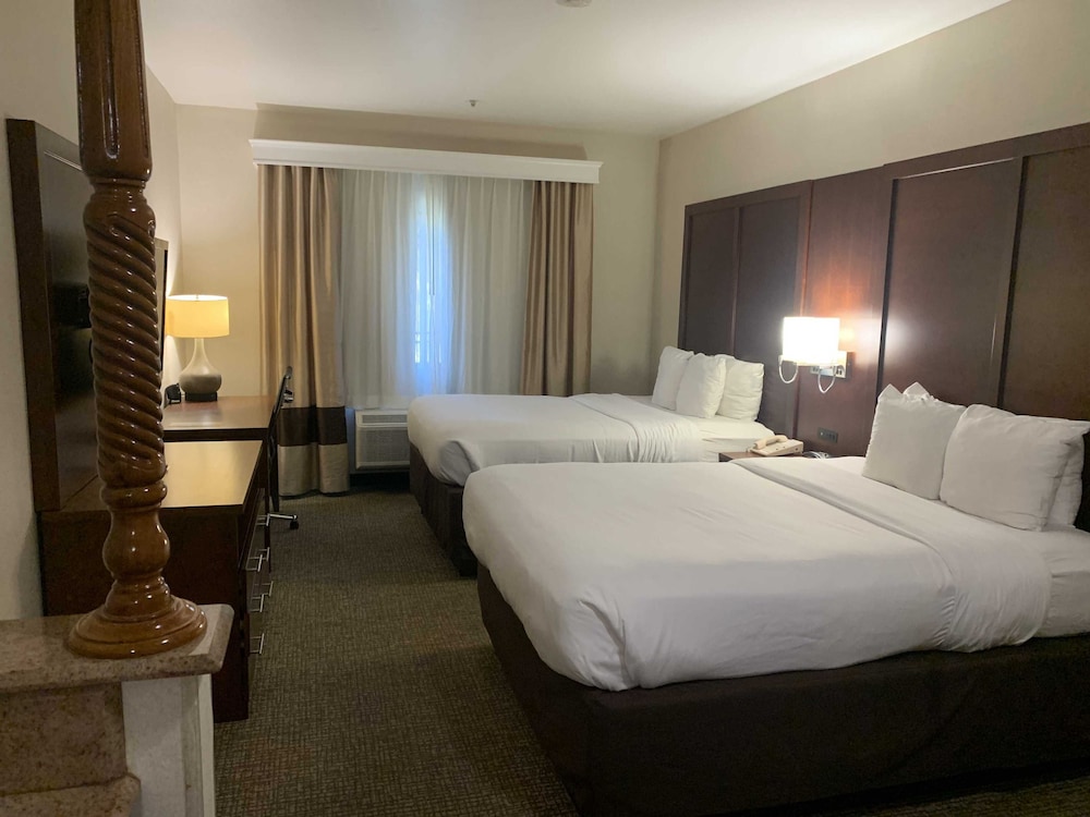 Deluxe Suite, 2 Queen Beds, Love Seat, Microwave, Mini-Refrigerator - Photo 3