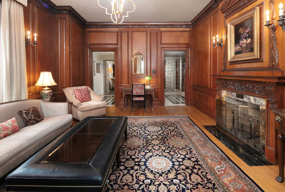 Governor's Suite photo 1