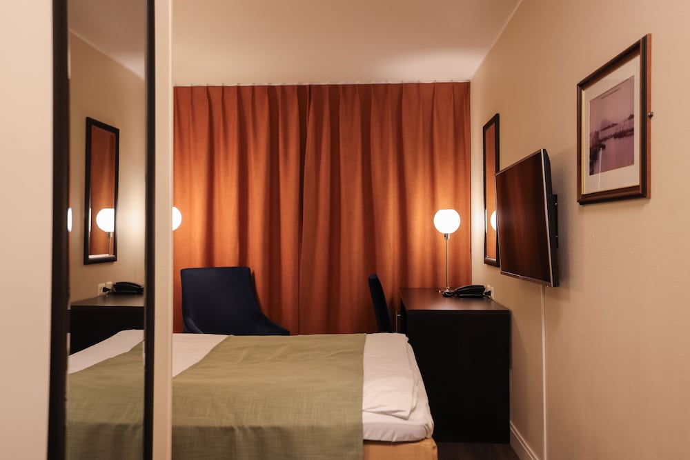 Standard Room, 1 Double Bed, Non Smoking - Photo 7