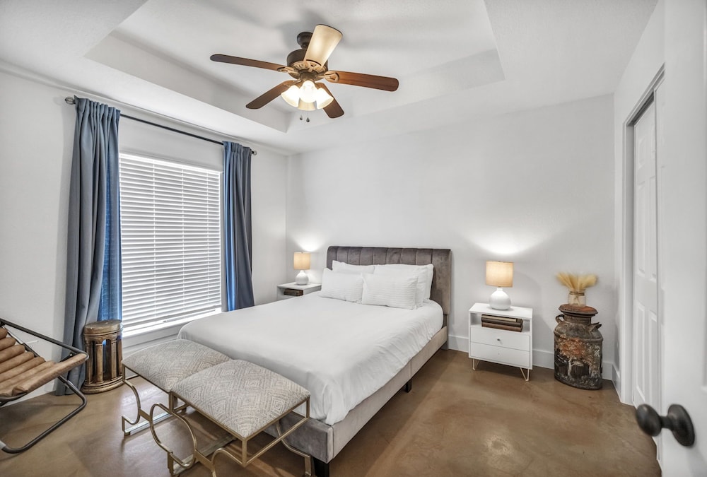 House, Multiple Beds, Patio (1305 Lakeshore Dr)