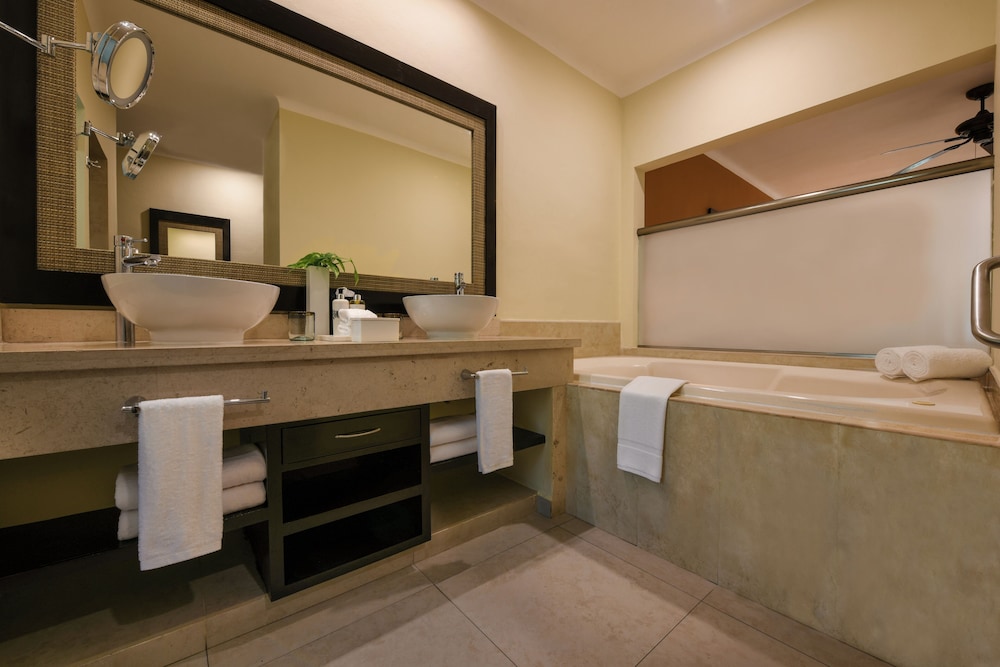 BEACH FRONT SWIM UP JUNIOR SUITE - Photo 4