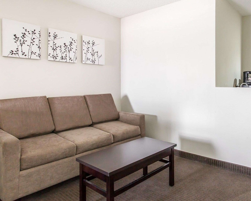 Suite, Multiple Beds, Non Smoking - Photo 2