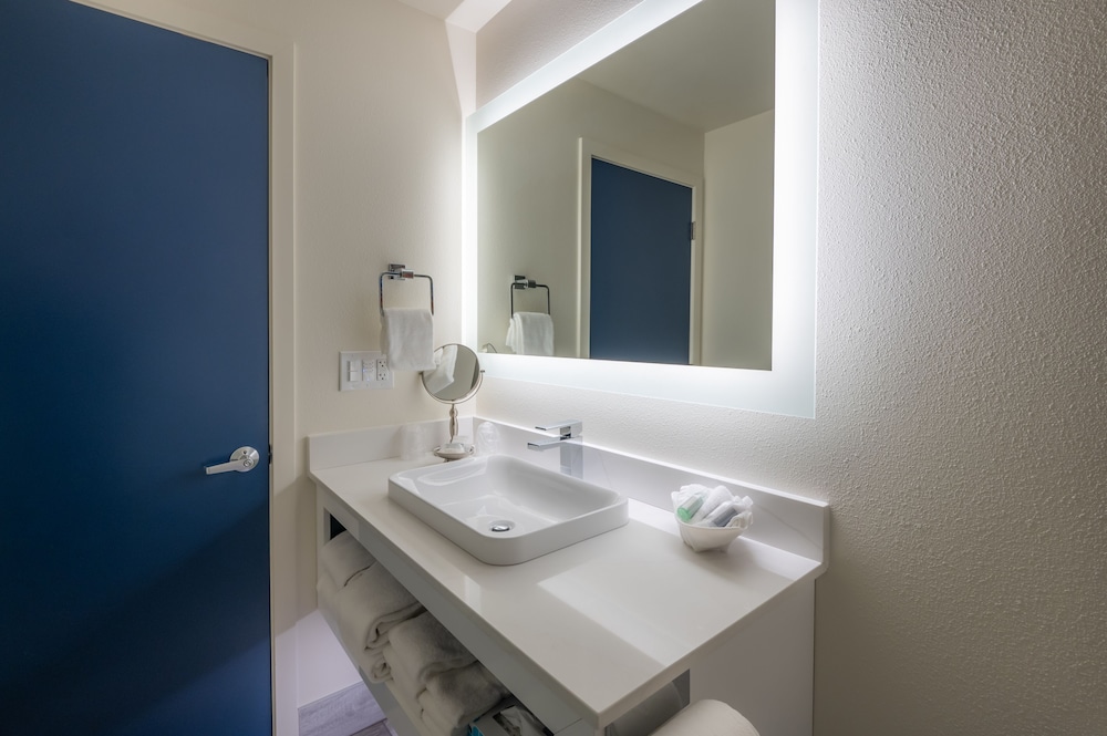 Standard Room, 1 King Bed (West King - Non-Pet) - Photo 6