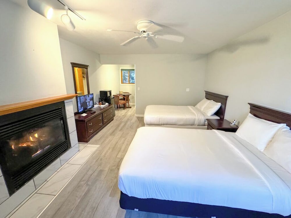 Luxury Suite, 2 Double Beds, Fireplace, Bath Jetted Tub
