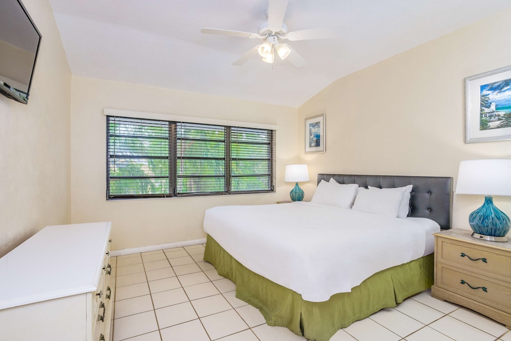 Suite, 1 Bedroom, Marina View - Photo 2