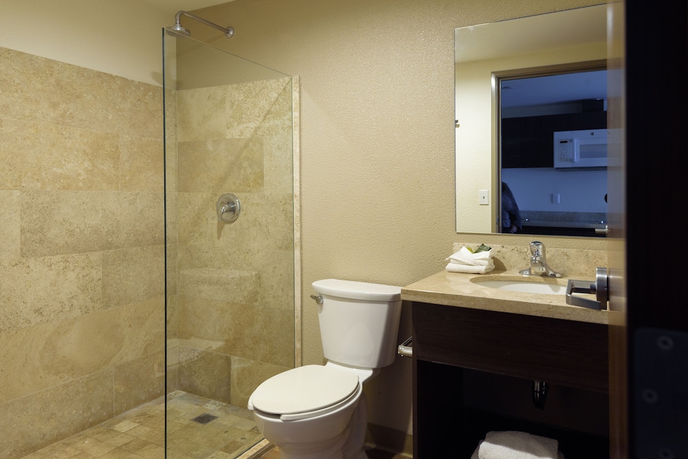 Suite, 2 Queen Beds photo 2