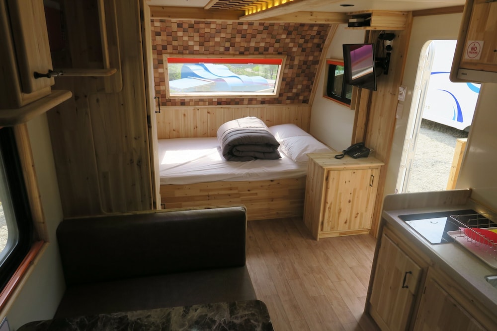Standard Caravan photo 2