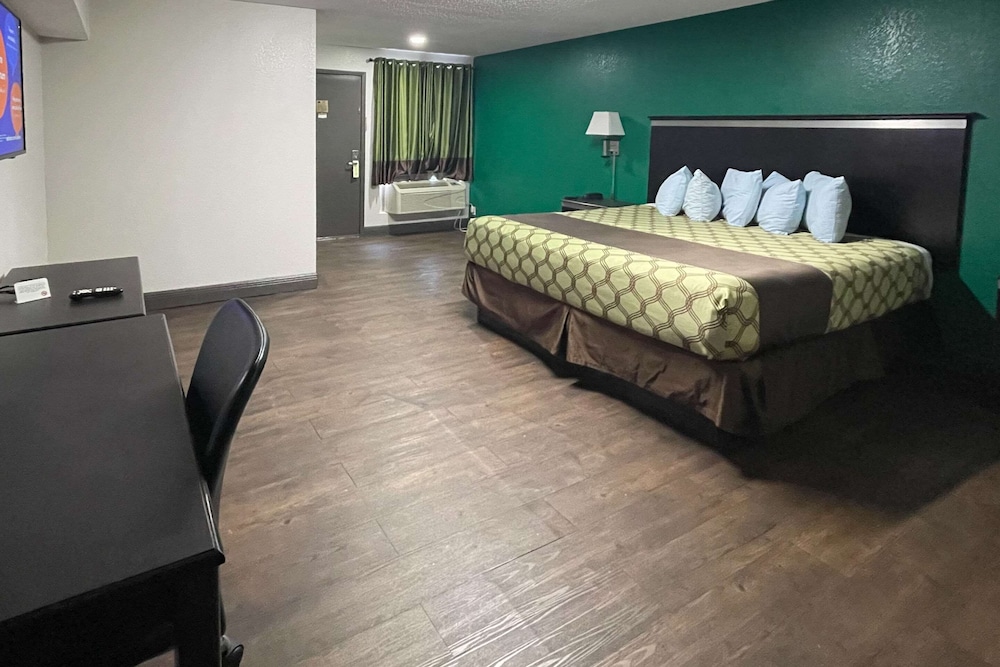 Standard Room, 1 Queen Bed, Non Smoking - Photo 6