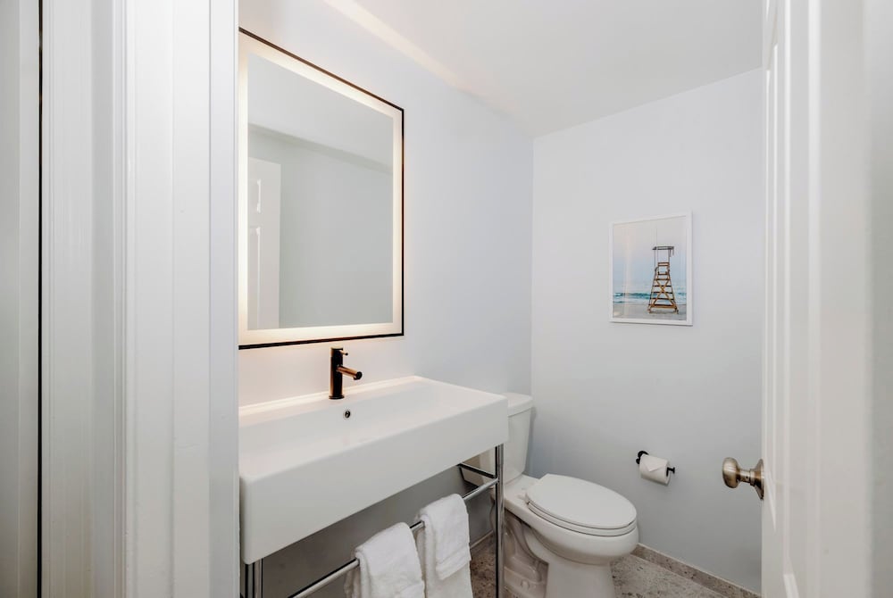 Room, 2 Queen Beds, Pool View - Photo 7