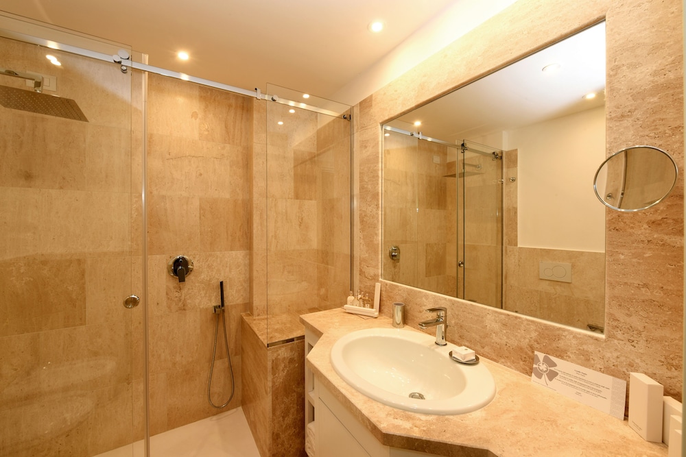 Superior Room, 1 Queen Bed, Pool View - Photo 5