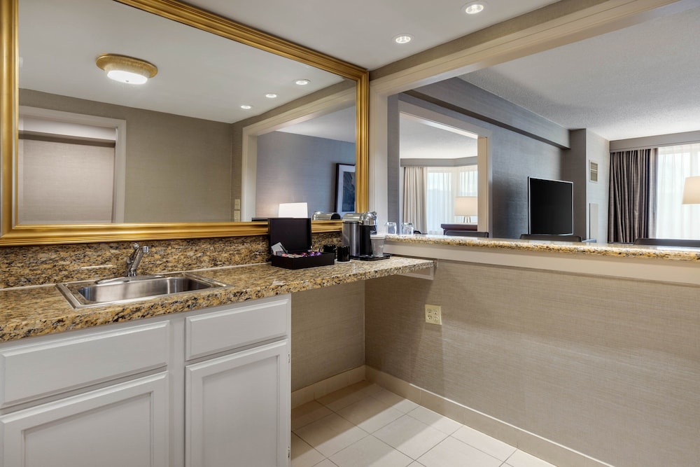 Executive Suite, 1 King Bed with Sofa bed, City View (Spacious) - Photo 7