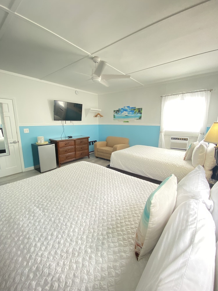 Two Queen Beds Private Bathroom Across Hallway (Not Pet Friendly) photo 2