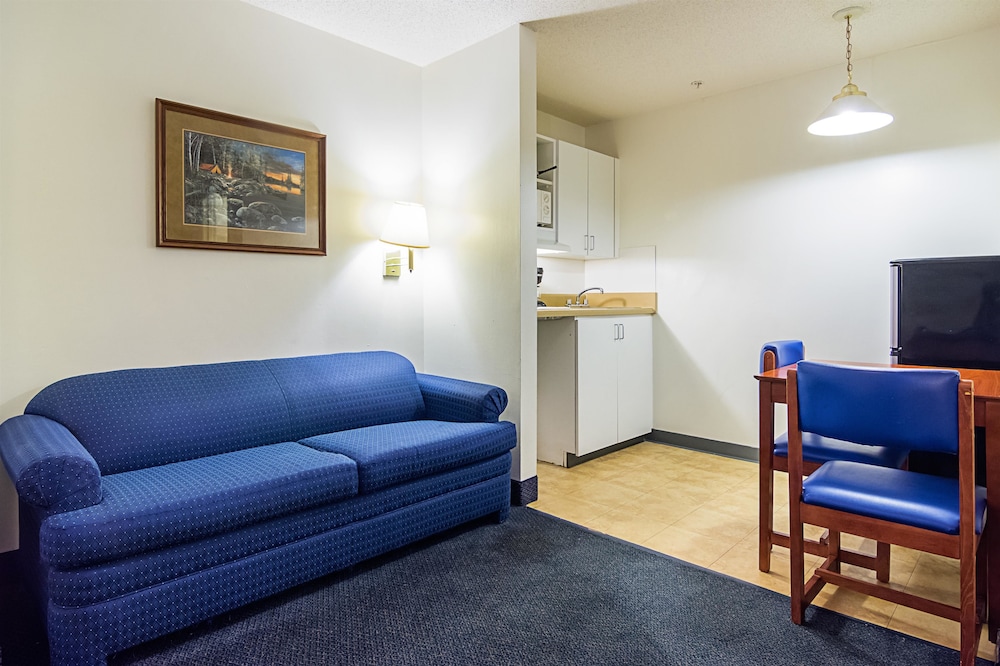 Deluxe Suite, 2 Queen Beds, Non Smoking, Kitchenette - Photo 8
