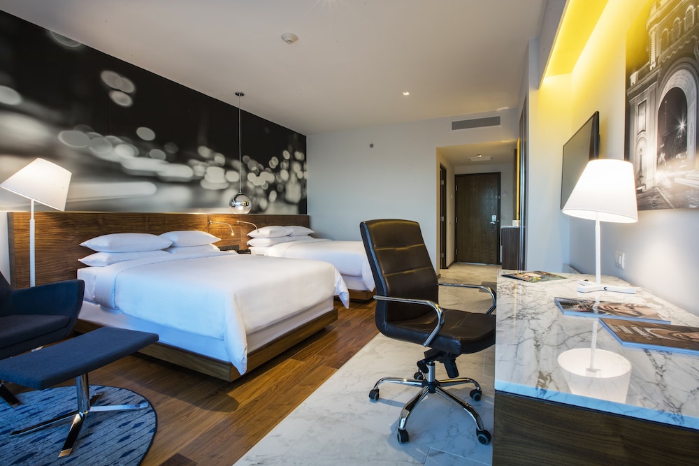 Junior Suite, 2 Double Beds thumbnail 6