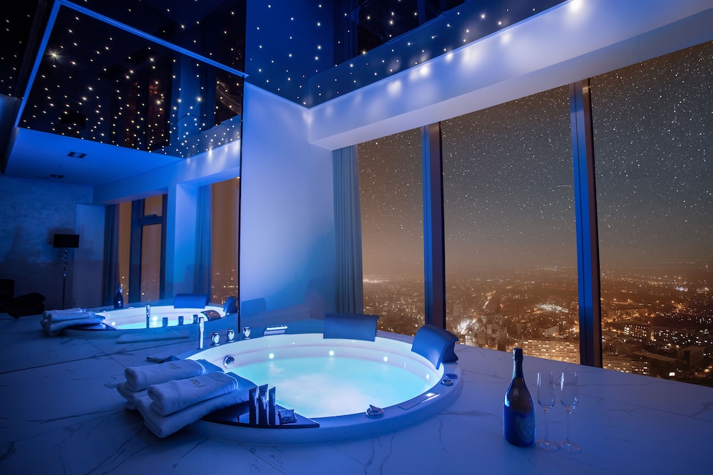 Deluxe Suite with Jetted Tub