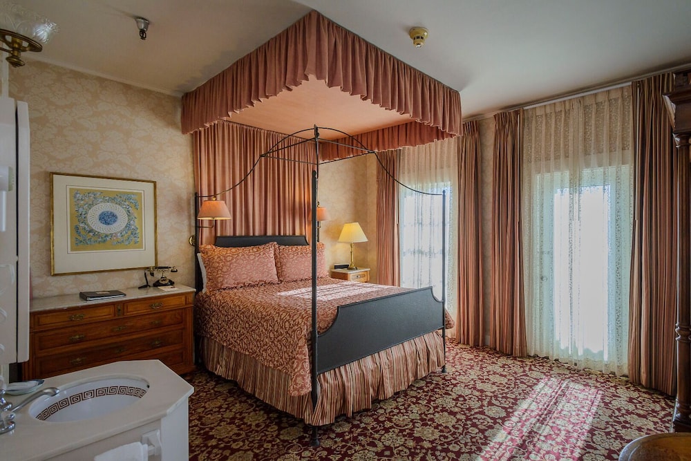 Deluxe Room, 1 Queen Bed, Ocean View, Oceanfront (Ocean View Deluxe)