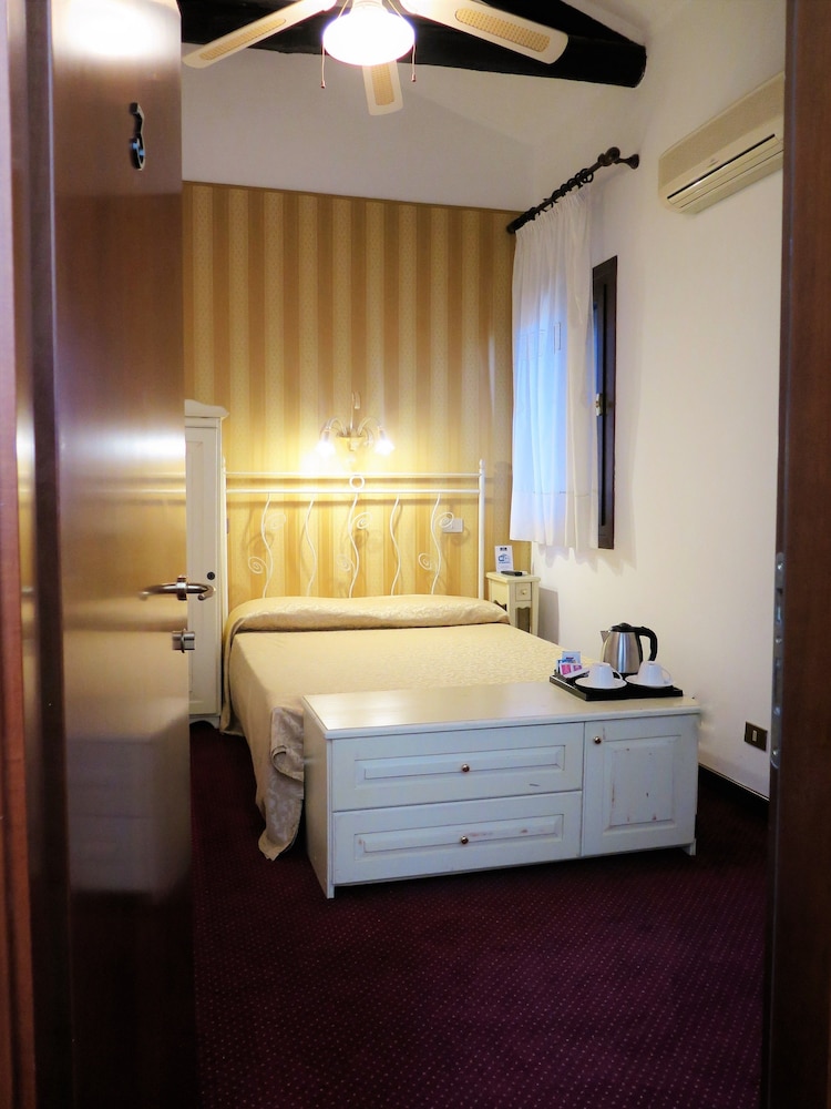 Basic Double Room photo 2
