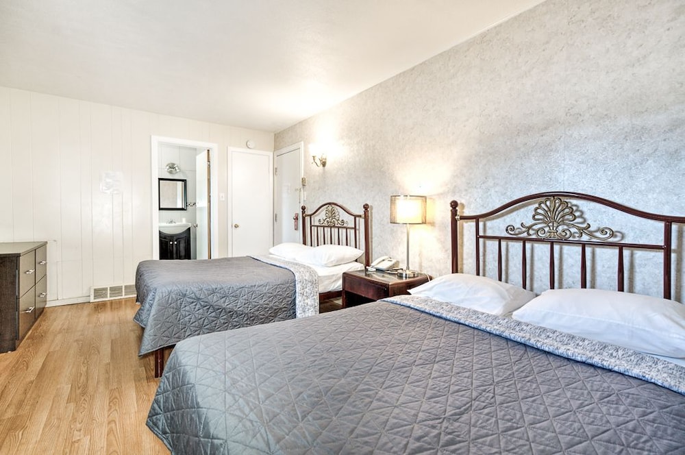 Economy Room, 2 Double Beds photo 3
