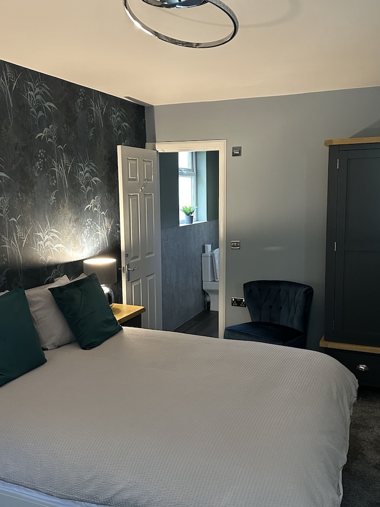 Suite, Ensuite (2 A & 1 C -  No Pet) photo 2