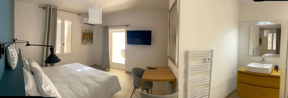 Luxury Suite, 1 Queen Bed, Jetted Tub (LE PONT)